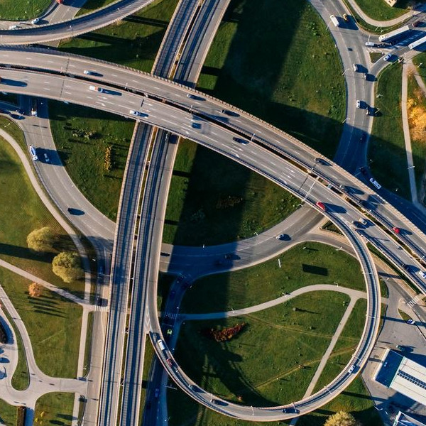 Vue aérienne d'une autoroute