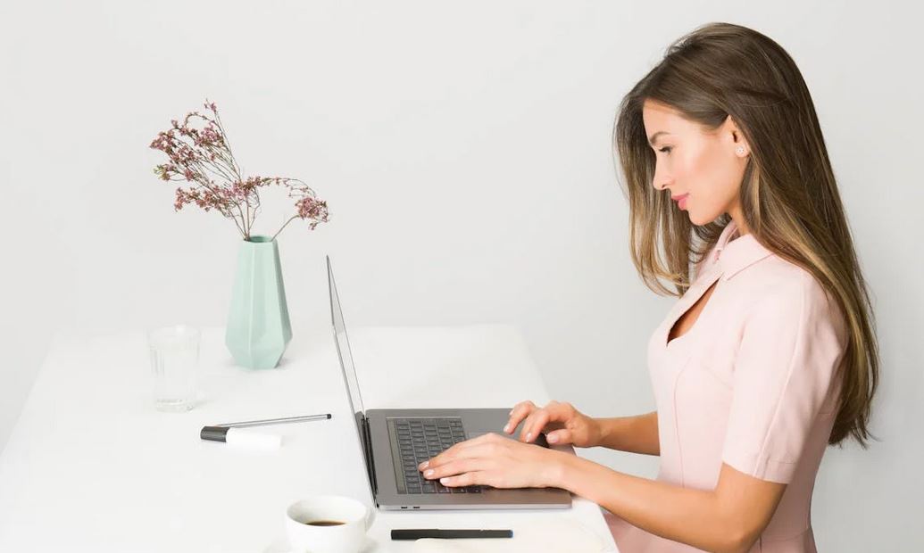 Femme avec un ordinateur portable