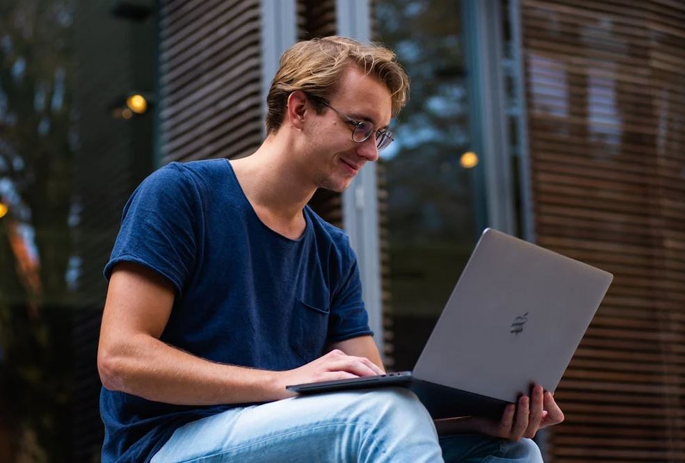 Homme avec un ordinateur portable